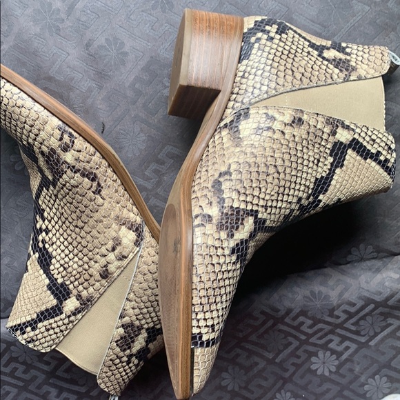 Marc Fisher, Ltd,Black and Tan Ankle Boots, 9M, barely worn - Picture 4 of 7